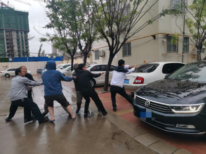 1589774218211259.png 【阳光快讯】大雨过后,那些最可爱的背影,为我们排忧解困——阳光财险沧州中支理赔服务部查勘人员雨天救援被砸车辆766.png