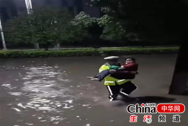 暴雨来袭 常德经开区交警抱群众过马路获赞