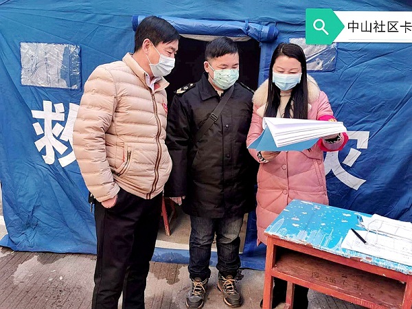 1583909081213353.jpg 潢川三小党支部书记、副校长葛中红(右一)在防疫点值班.jpg