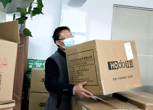 1586243134269916.jpg 图一:彭涛正在搬运物资.jpg