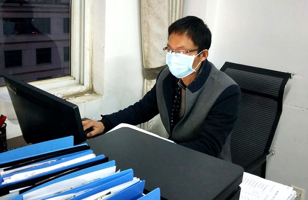 1586243098784784.jpg 图二:彭涛正在核对物资数据.jpg