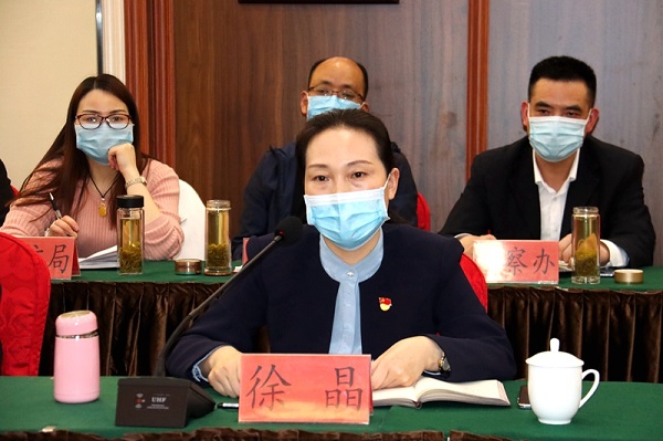 图三：县政府副县长徐晶代表潢川县作全县义务教育均衡创建工作汇报.JPG