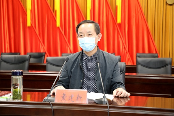 图五：县教体局局长黄建新传达《潢川县无证幼儿园专项治理工作实施方案》.JPG