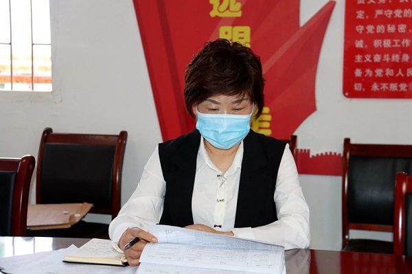 图二：县教体局党组副书记、副局长胡煜昊主持会议并讲话.JPG