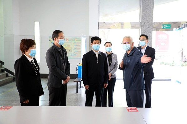 疫情期间，潢川县领导一行深入学校检查指导返校复学工作，确保学生安全返校、健康学习.JPG